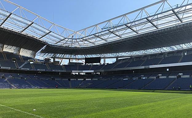 Imagen principal - Aperribay: «Mejor jugar en Anoeta con alguna incomodidad que fuera»