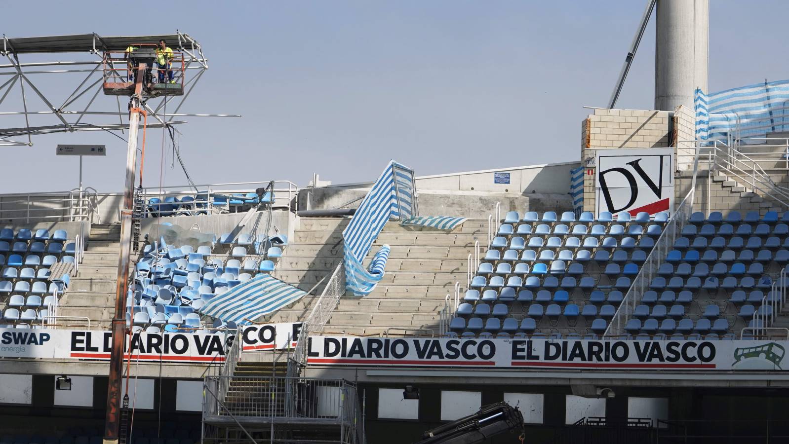 El lehendakari ha visitado el renovado campo de la Real Sociedad junto a Aperribay, Olano, Zupiria y Goia.