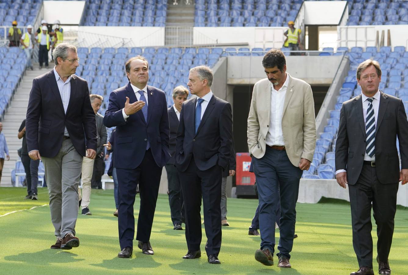 El lehendakari ha visitado el renovado campo de la Real Sociedad junto a Aperribay, Olano, Zupiria y Goia.