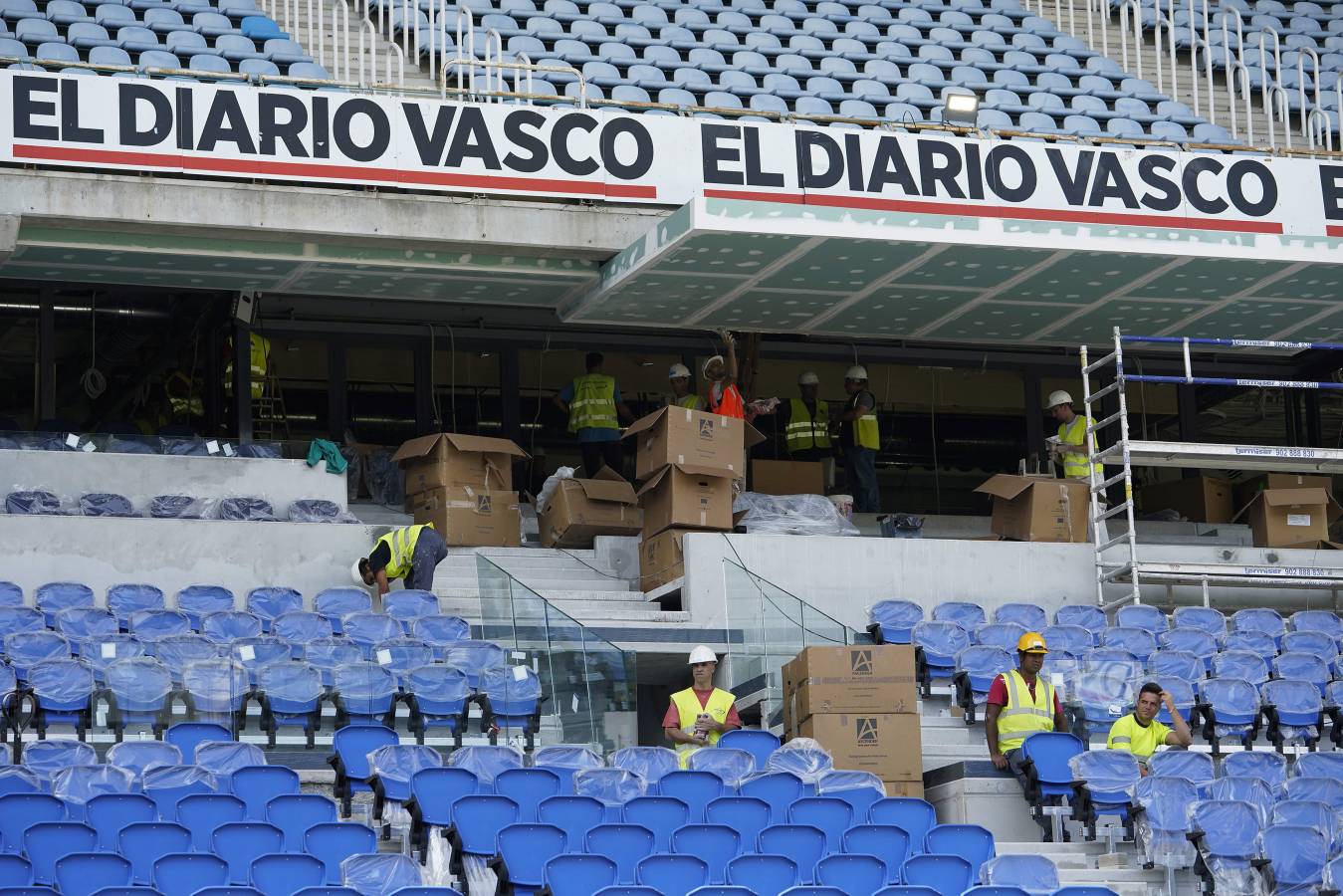 El lehendakari ha visitado el renovado campo de la Real Sociedad junto a Aperribay, Olano, Zupiria y Goia.