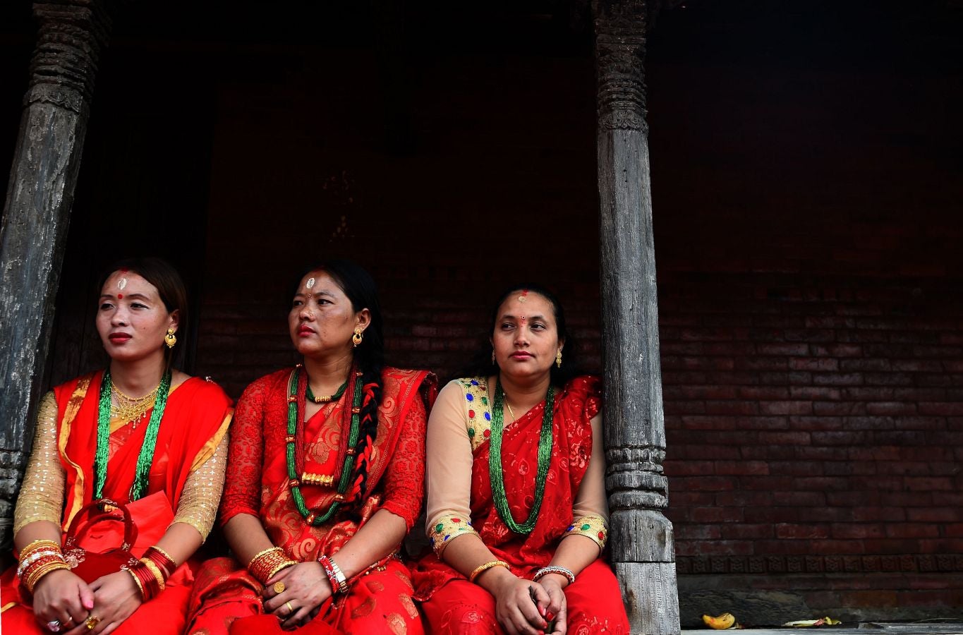 Cientos de mujeres hindúes rinden homenaje a Shiva (el dios hindú de la destrucción) en Nepal, durante la celebración del fesival Teej en el templo Pashupatinath de Katmandú. El festival Teej se celebra durante tres días en los que las mujeres visten de rojo, ayunan y oran.