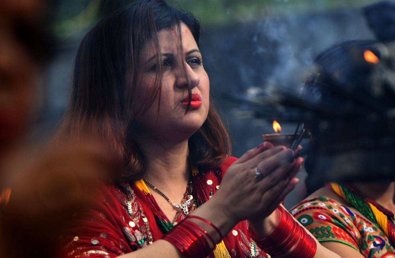 Cientos de mujeres hindúes rinden homenaje a Shiva (el dios hindú de la destrucción) en Nepal, durante la celebración del fesival Teej en el templo Pashupatinath de Katmandú. El festival Teej se celebra durante tres días en los que las mujeres visten de rojo, ayunan y oran.