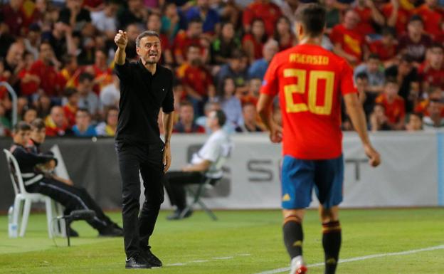 Luis Enrique da instrucciones a Marco Asensio.