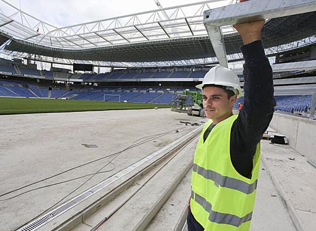 El jugador Luca Sangalli divisa el nuevo estadio de Anoeta desde el banquillo de la Real.