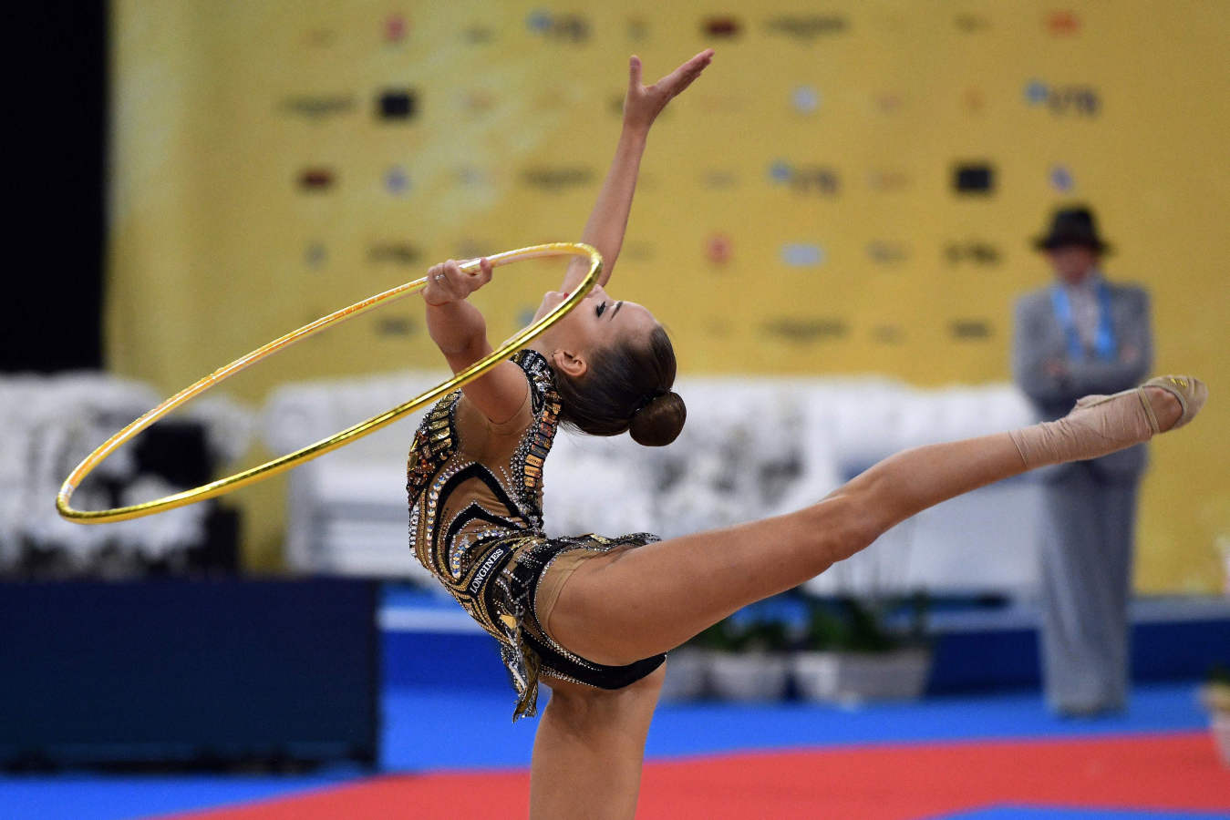 Varias gimnastas compiten durante el Campeonato del Mundo de gimnasia rítmica que se celebra en Sofía, Bulgaria