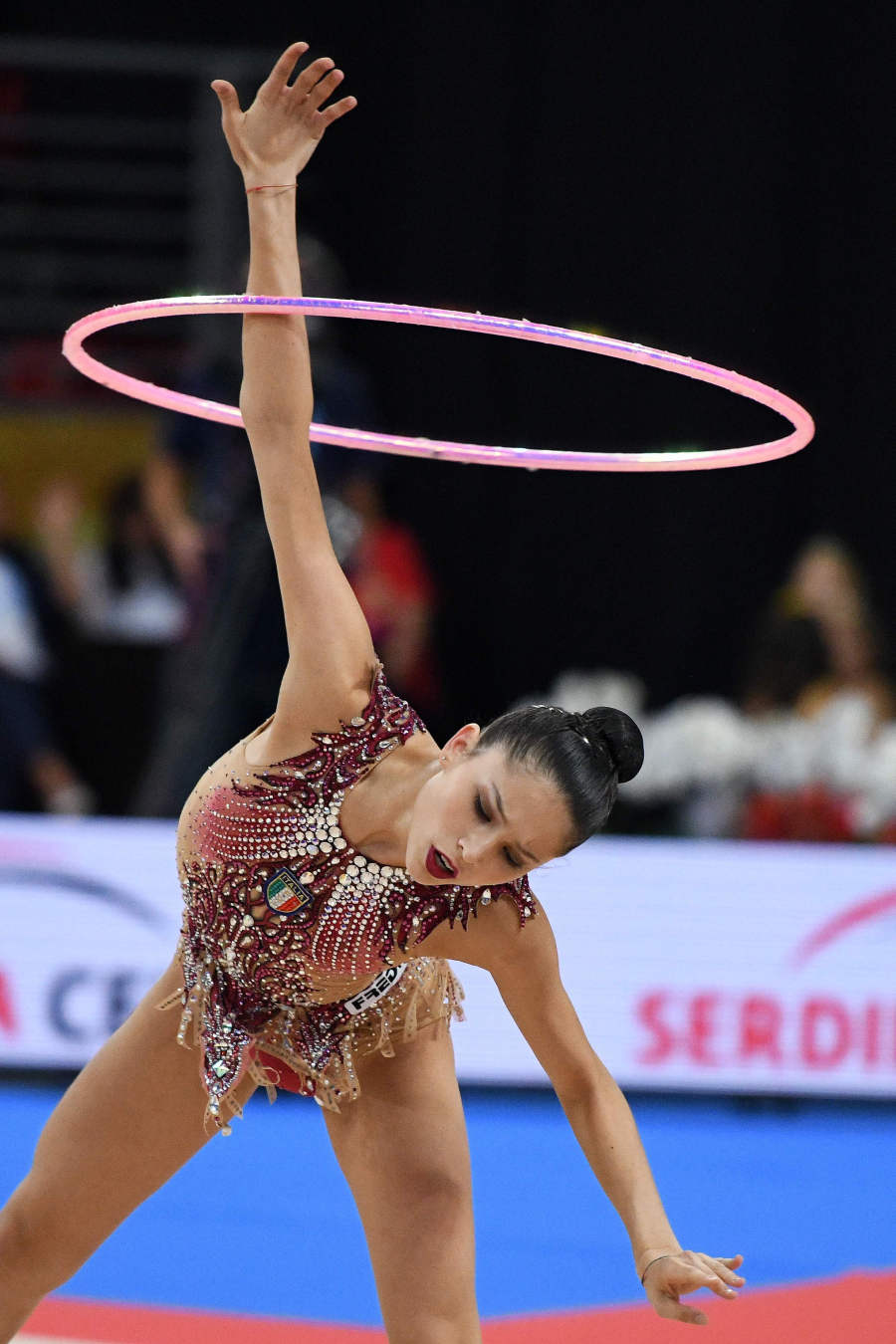 Varias gimnastas compiten durante el Campeonato del Mundo de gimnasia rítmica que se celebra en Sofía, Bulgaria