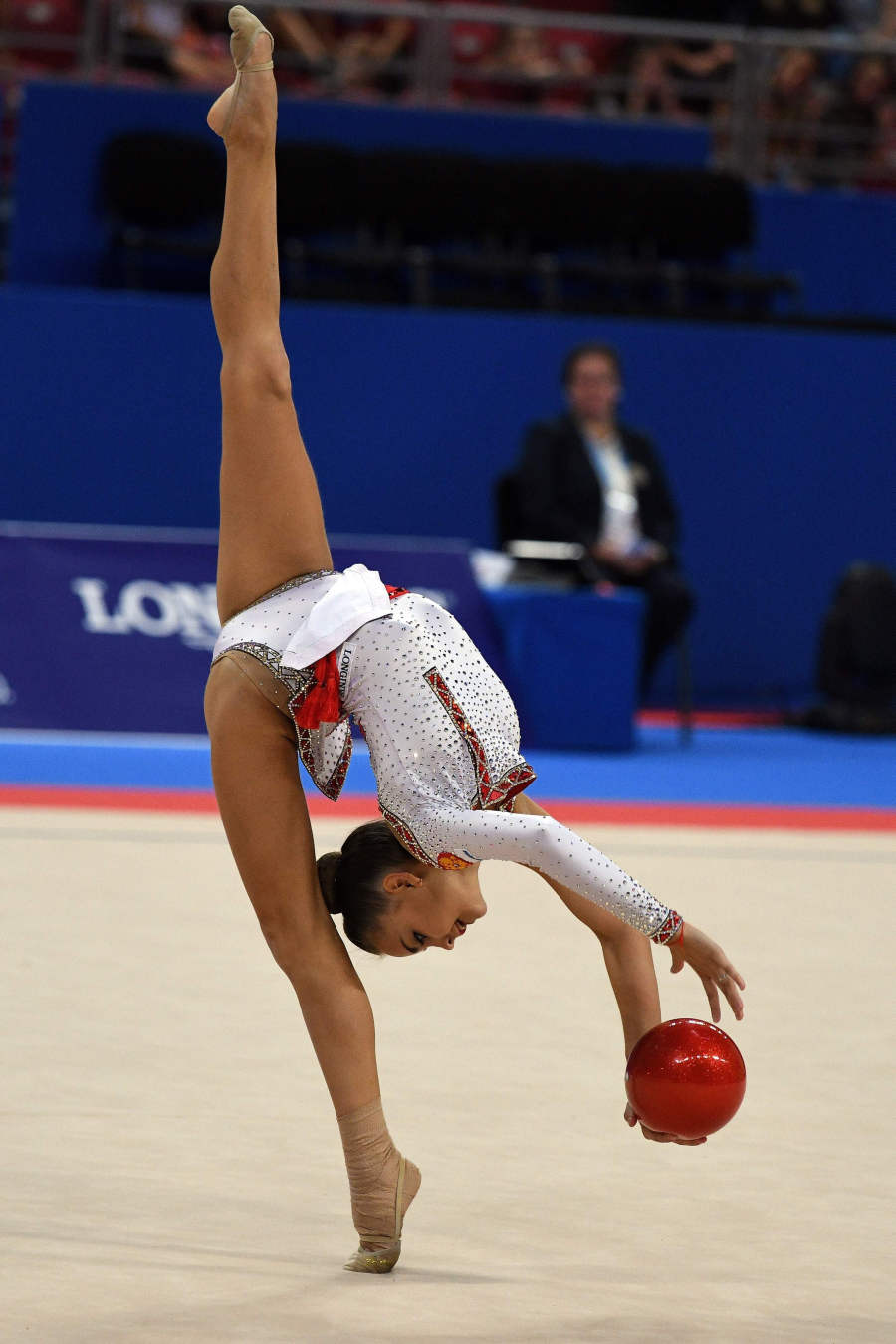 Varias gimnastas compiten durante el Campeonato del Mundo de gimnasia rítmica que se celebra en Sofía, Bulgaria