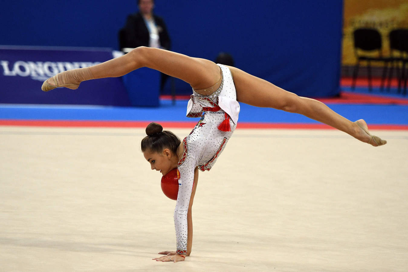 Varias gimnastas compiten durante el Campeonato del Mundo de gimnasia rítmica que se celebra en Sofía, Bulgaria