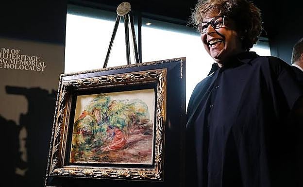 Sylvie Sulitze posa junto al cuadro. 