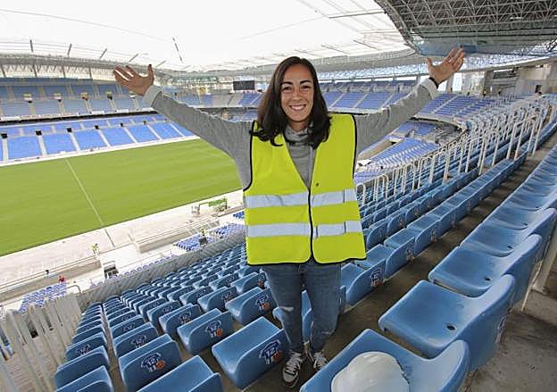 La jugadora Cristina Pizarro, en la tribuna Principal Alta de Anoeta, con la nueva grada Aitor Zabaleta a su espalda.