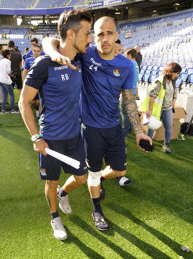 La plantilla del primer equipo se ha ejercitado por primera en el nuevo campo de Anoeta antes de recibir el sábado al Barcelona