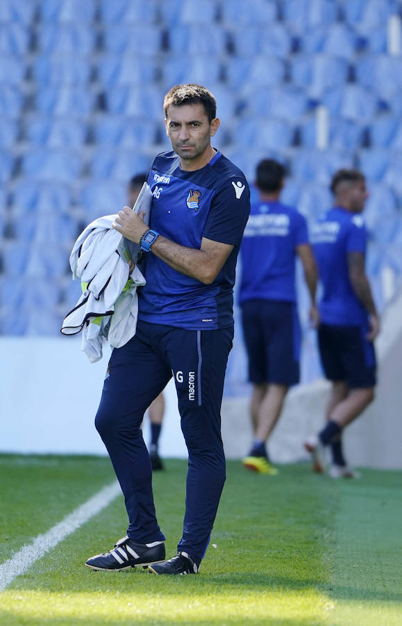 La plantilla del primer equipo se ha ejercitado por primera en el nuevo campo de Anoeta antes de recibir el sábado al Barcelona
