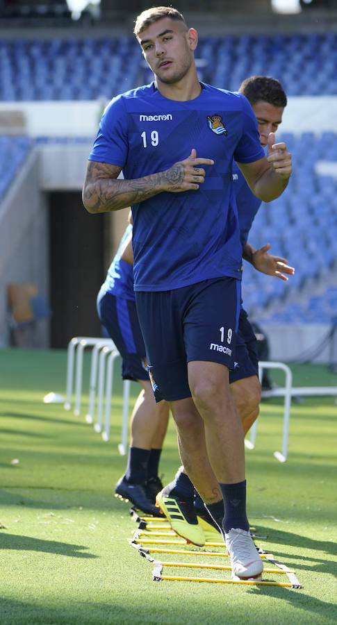 La plantilla del primer equipo se ha ejercitado por primera en el nuevo campo de Anoeta antes de recibir el sábado al Barcelona
