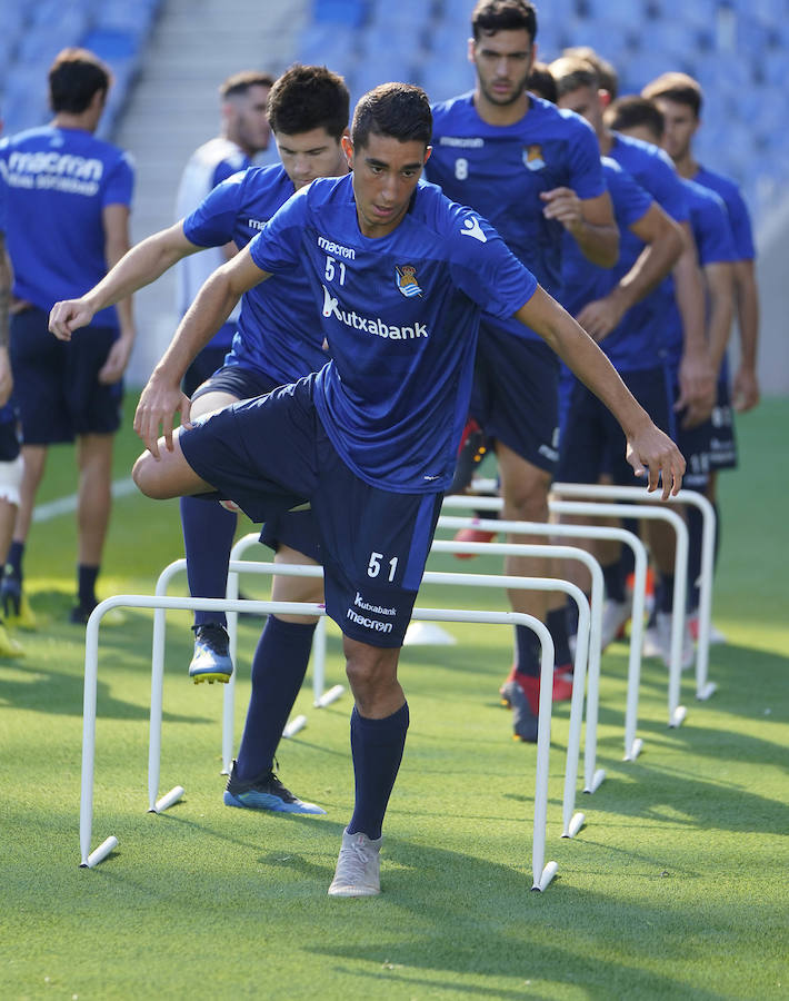 La plantilla del primer equipo se ha ejercitado por primera en el nuevo campo de Anoeta antes de recibir el sábado al Barcelona
