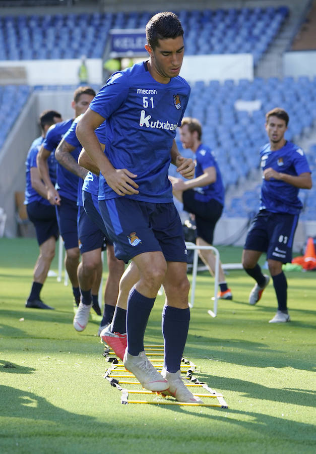 La plantilla del primer equipo se ha ejercitado por primera en el nuevo campo de Anoeta antes de recibir el sábado al Barcelona