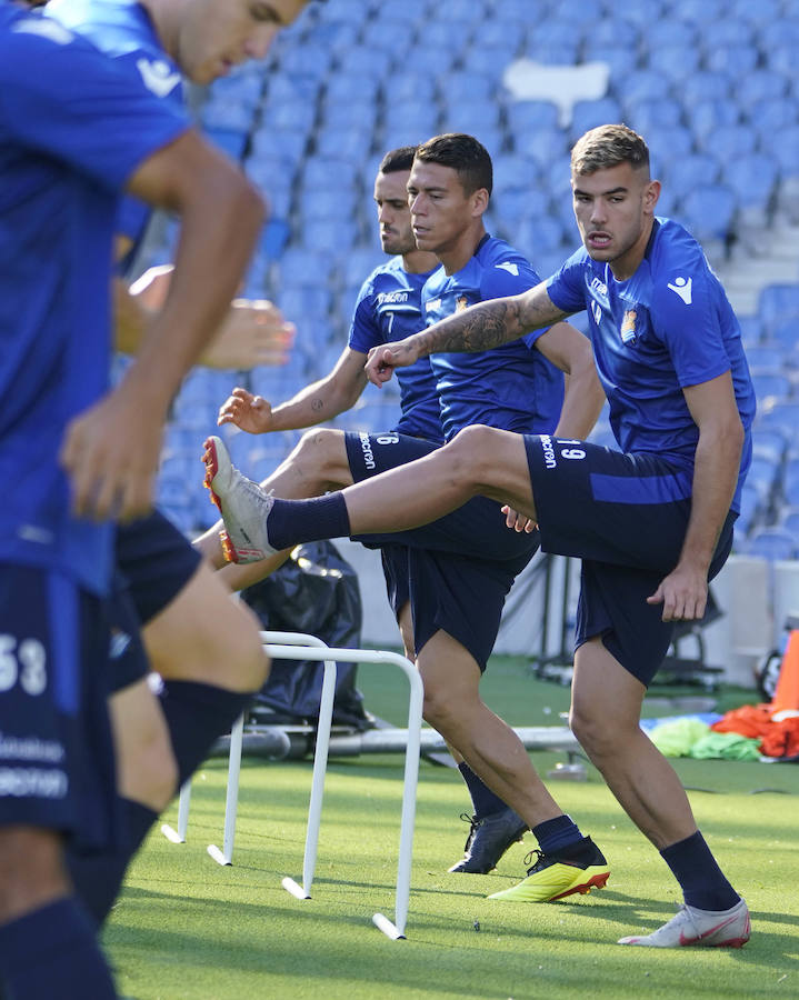 La plantilla del primer equipo se ha ejercitado por primera en el nuevo campo de Anoeta antes de recibir el sábado al Barcelona