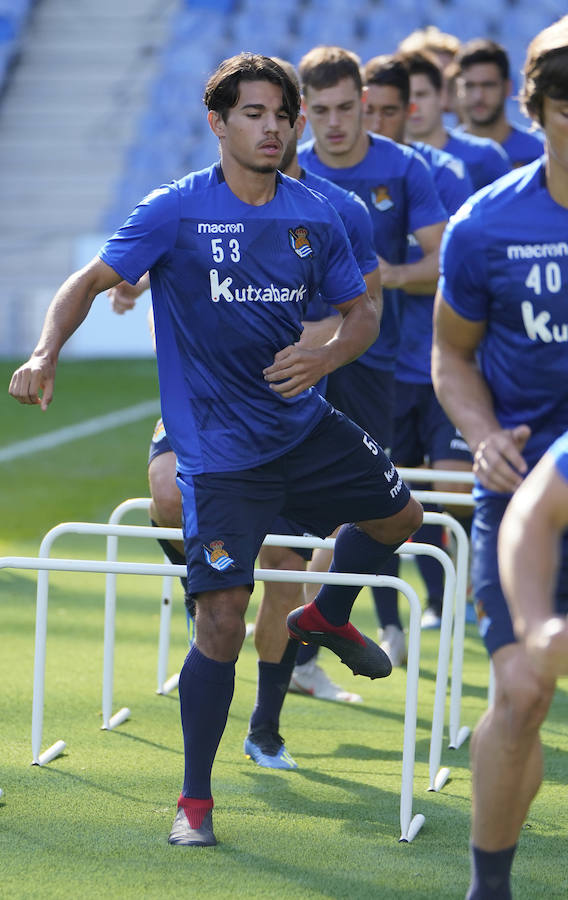 La plantilla del primer equipo se ha ejercitado por primera en el nuevo campo de Anoeta antes de recibir el sábado al Barcelona