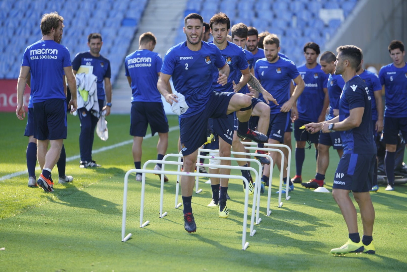 La plantilla del primer equipo se ha ejercitado por primera en el nuevo campo de Anoeta antes de recibir el sábado al Barcelona