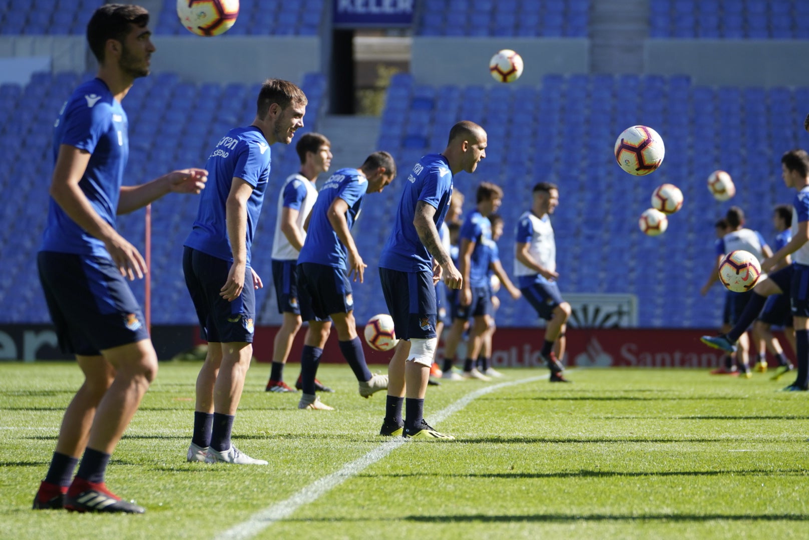 La plantilla del primer equipo se ha ejercitado por primera en el nuevo campo de Anoeta antes de recibir el sábado al Barcelona