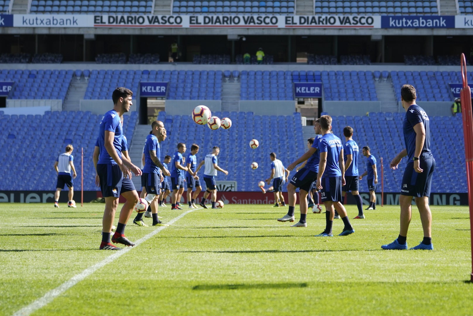 La plantilla del primer equipo se ha ejercitado por primera en el nuevo campo de Anoeta antes de recibir el sábado al Barcelona