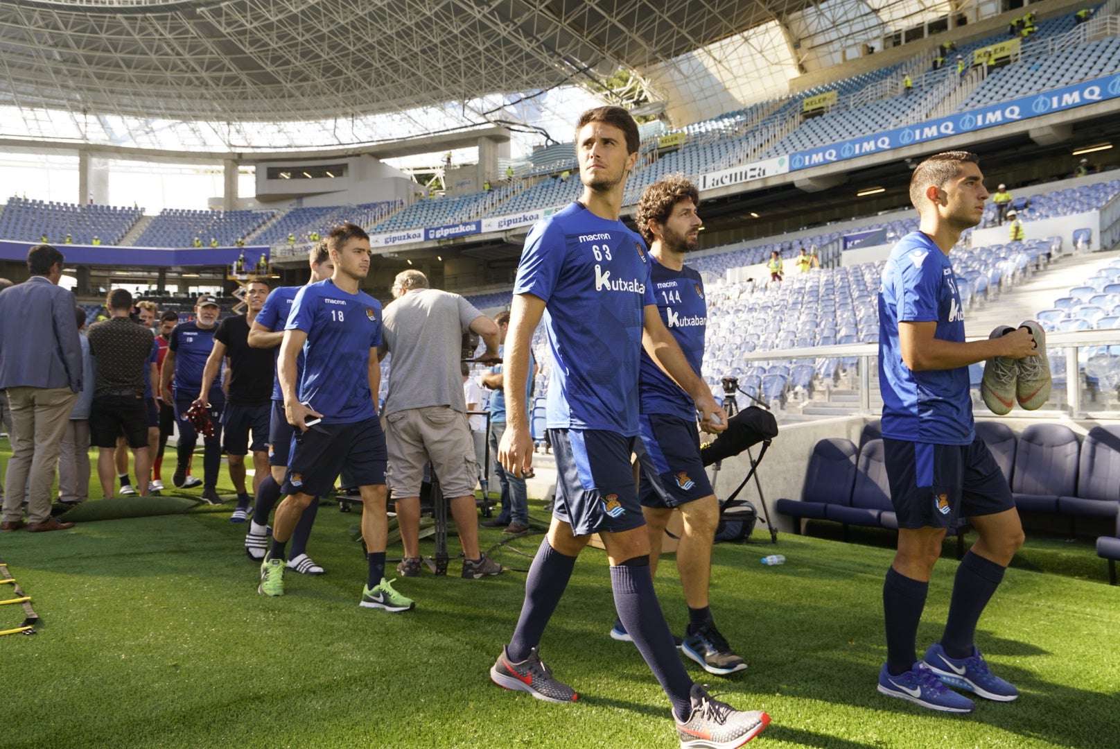La plantilla del primer equipo se ha ejercitado por primera en el nuevo campo de Anoeta antes de recibir el sábado al Barcelona