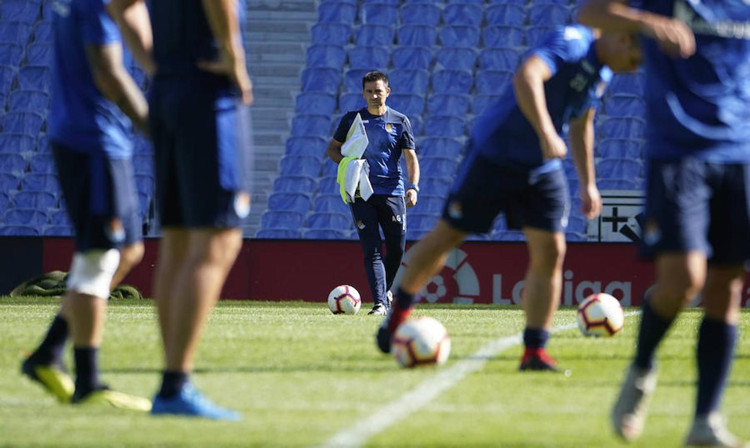 La plantilla del primer equipo se ha ejercitado por primera en el nuevo campo de Anoeta antes de recibir el sábado al Barcelona