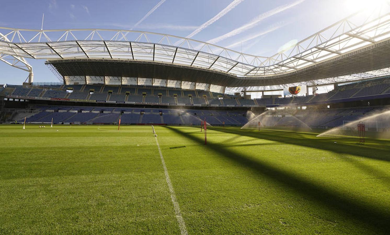 La plantilla del primer equipo se ha ejercitado por primera en el nuevo campo de Anoeta antes de recibir el sábado al Barcelona