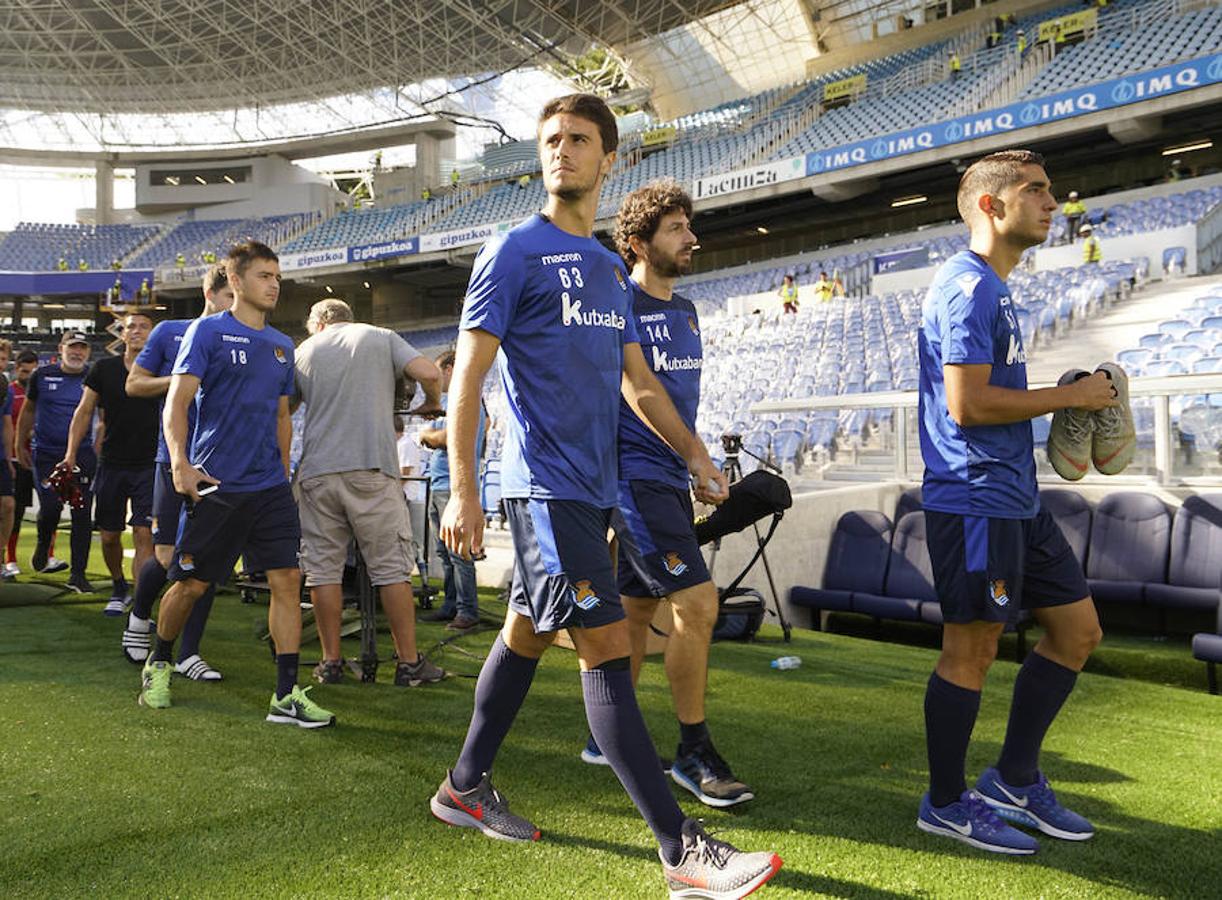 La plantilla del primer equipo se ha ejercitado por primera en el nuevo campo de Anoeta antes de recibir el sábado al Barcelona