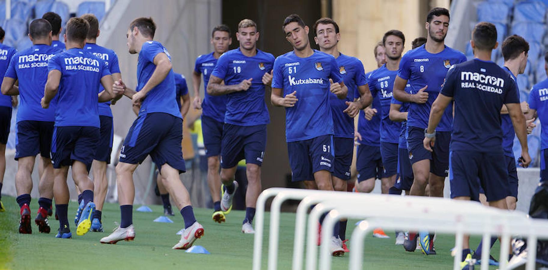 La plantilla del primer equipo se ha ejercitado por primera en el nuevo campo de Anoeta antes de recibir el sábado al Barcelona