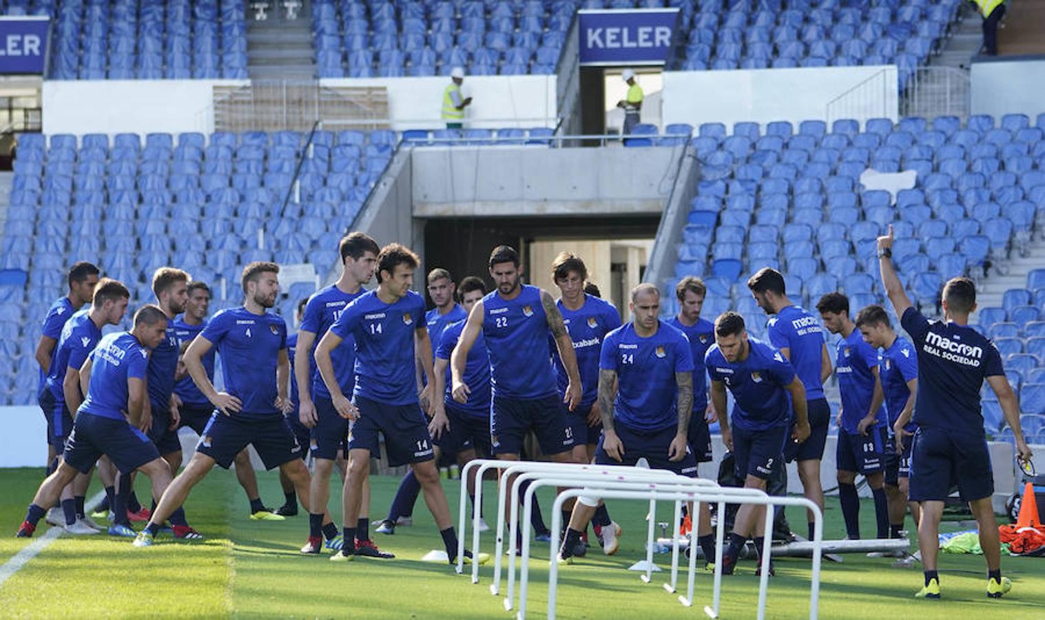 La plantilla del primer equipo se ha ejercitado por primera en el nuevo campo de Anoeta antes de recibir el sábado al Barcelona