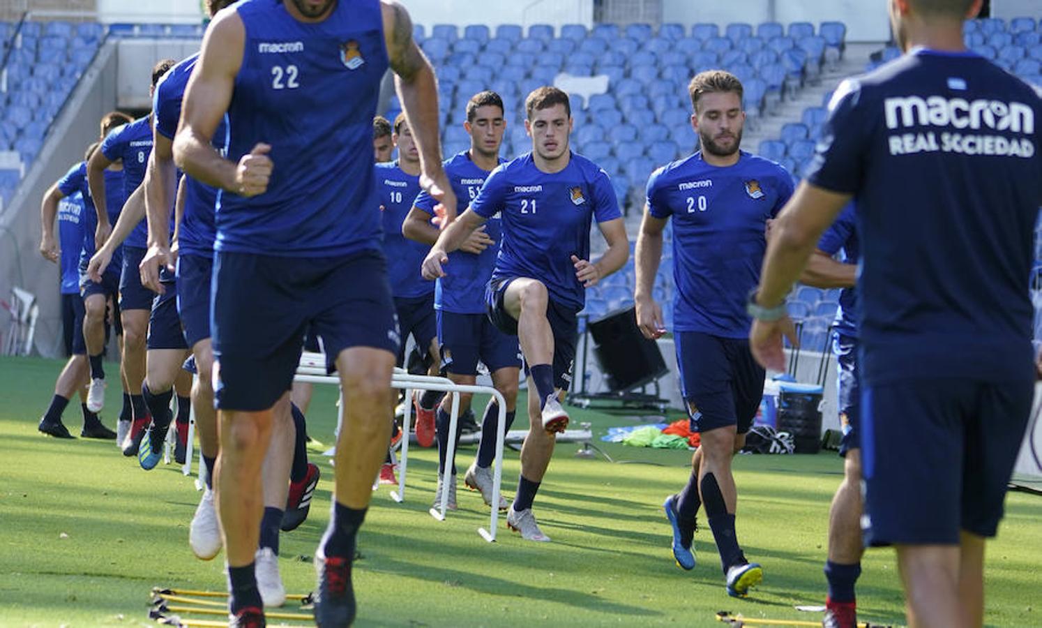 La plantilla del primer equipo se ha ejercitado por primera en el nuevo campo de Anoeta antes de recibir el sábado al Barcelona