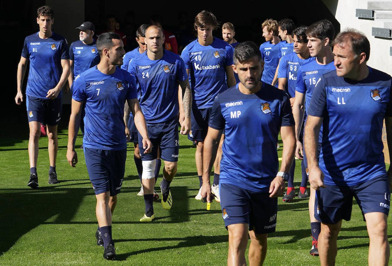 La plantilla del primer equipo se ha ejercitado por primera en el nuevo campo de Anoeta antes de recibir el sábado al Barcelona