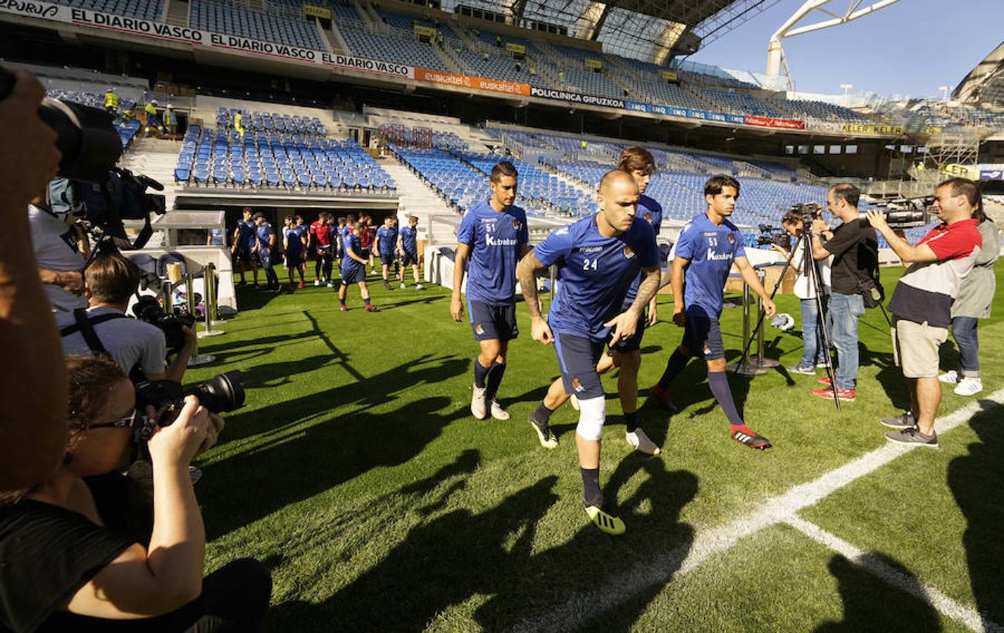 La plantilla del primer equipo se ha ejercitado por primera en el nuevo campo de Anoeta antes de recibir el sábado al Barcelona