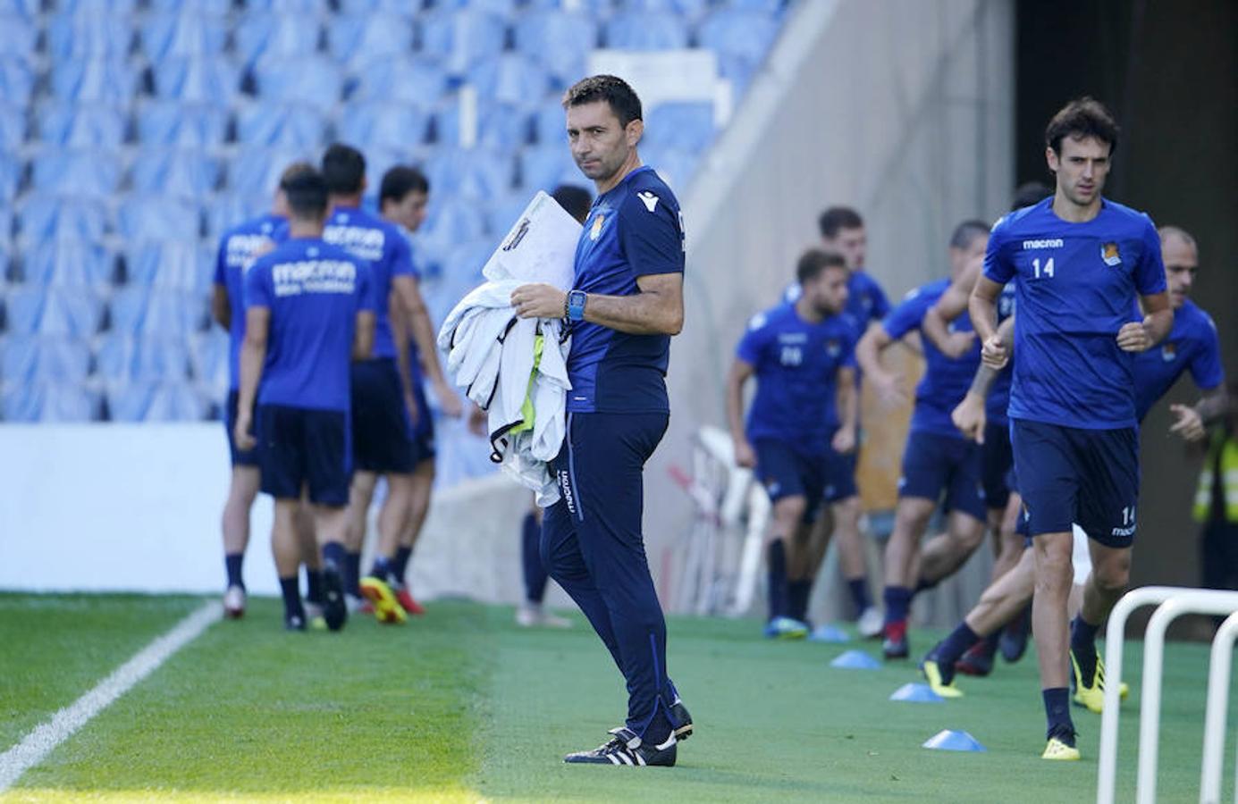 La plantilla del primer equipo se ha ejercitado por primera en el nuevo campo de Anoeta antes de recibir el sábado al Barcelona