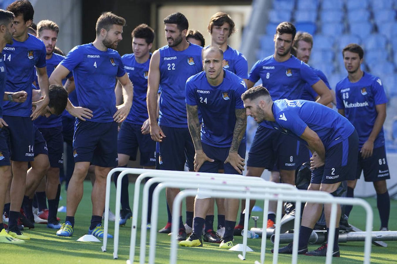 La plantilla del primer equipo se ha ejercitado por primera en el nuevo campo de Anoeta antes de recibir el sábado al Barcelona