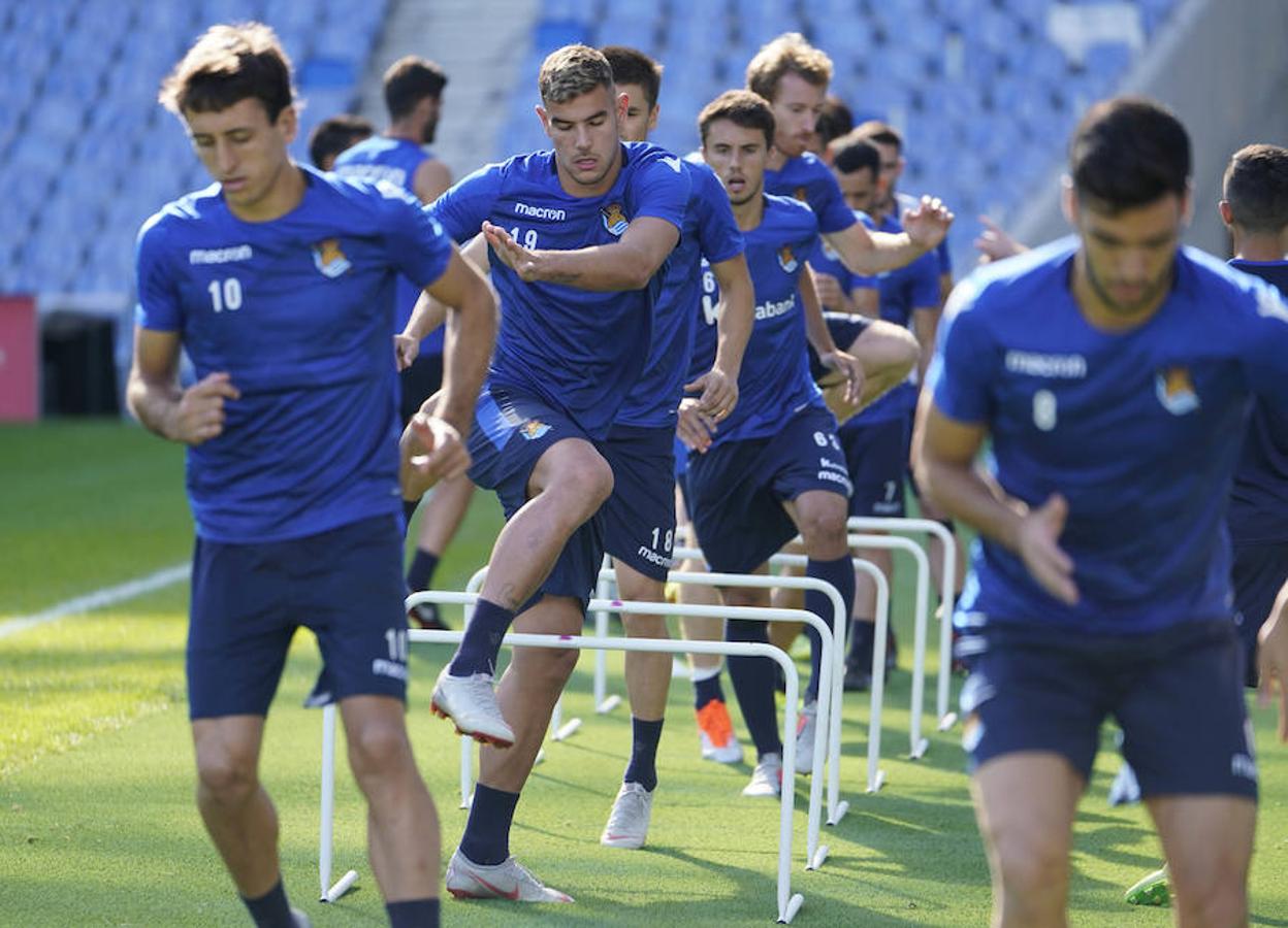 La plantilla del primer equipo se ha ejercitado por primera en el nuevo campo de Anoeta antes de recibir el sábado al Barcelona