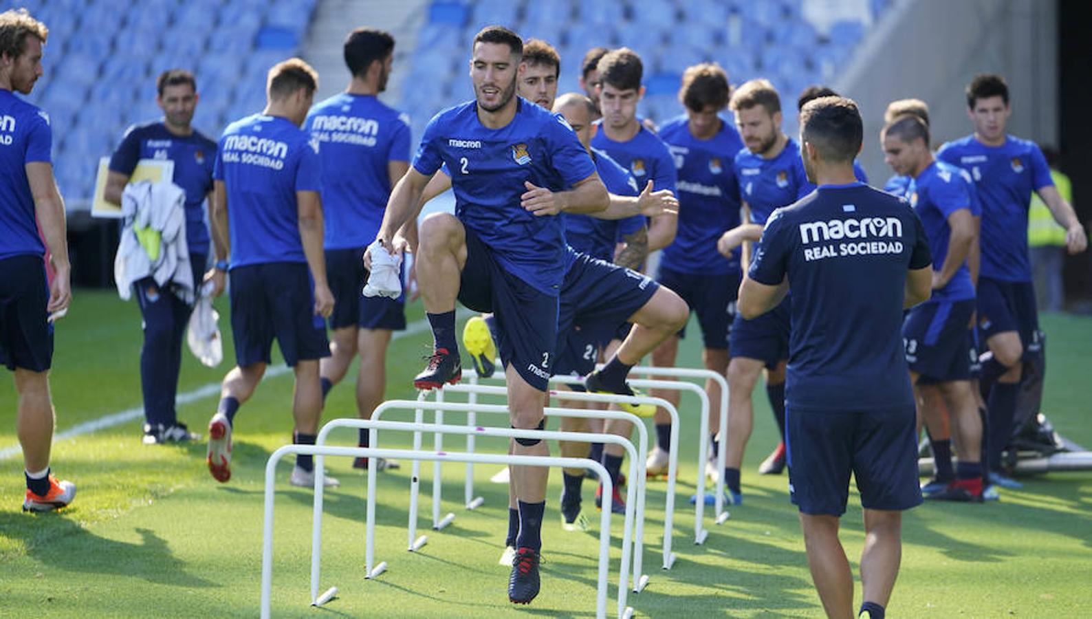 La plantilla del primer equipo se ha ejercitado por primera en el nuevo campo de Anoeta antes de recibir el sábado al Barcelona