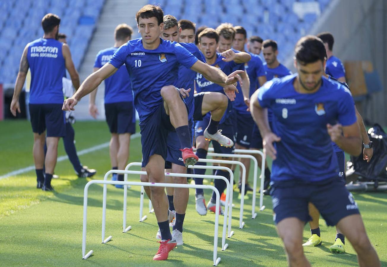 La plantilla del primer equipo se ha ejercitado por primera en el nuevo campo de Anoeta antes de recibir el sábado al Barcelona