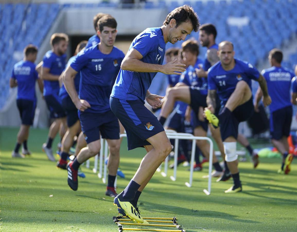 La plantilla del primer equipo se ha ejercitado por primera en el nuevo campo de Anoeta antes de recibir el sábado al Barcelona