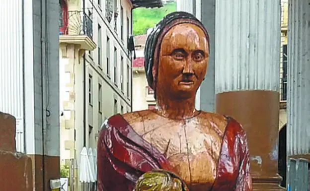La escultura de Andra Mari en la parroquia. Escultura de Koldobika Jauregi y Goizane (Arrieta-Salaberria).