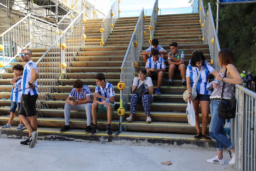 Los aficionados han acudido en masa al estreno del nuevo ANoeta ante el Barcelona