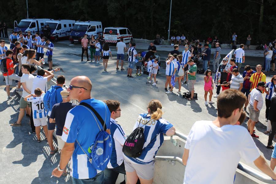 Los aficionados han acudido en masa al estreno del nuevo ANoeta ante el Barcelona