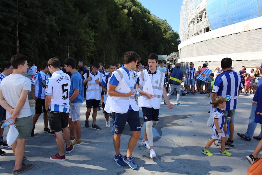 Los aficionados han acudido en masa al estreno del nuevo ANoeta ante el Barcelona