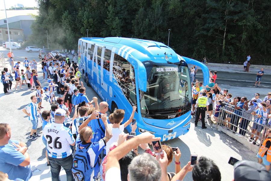 Los aficionados han acudido en masa al estreno del nuevo ANoeta ante el Barcelona