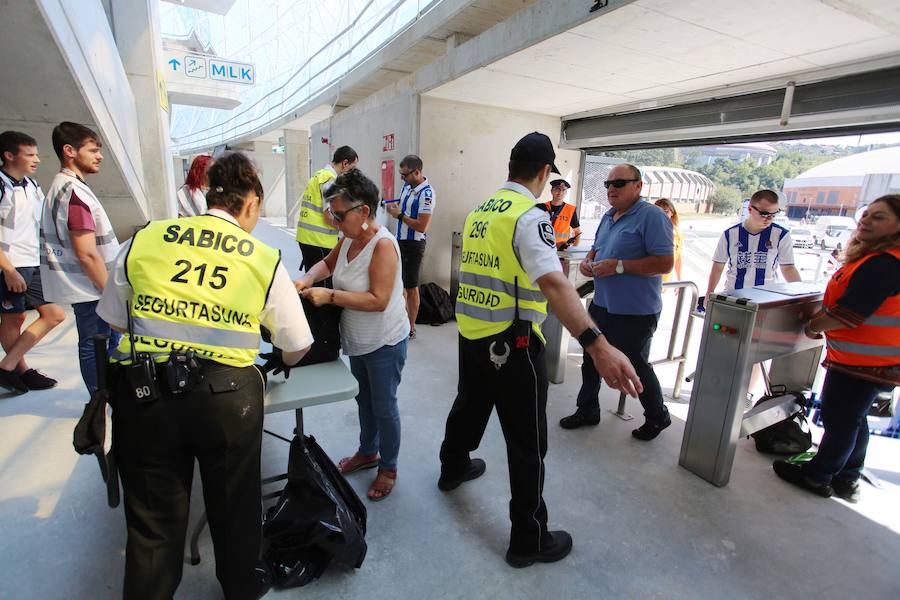 Los aficionados han acudido en masa al estreno del nuevo ANoeta ante el Barcelona