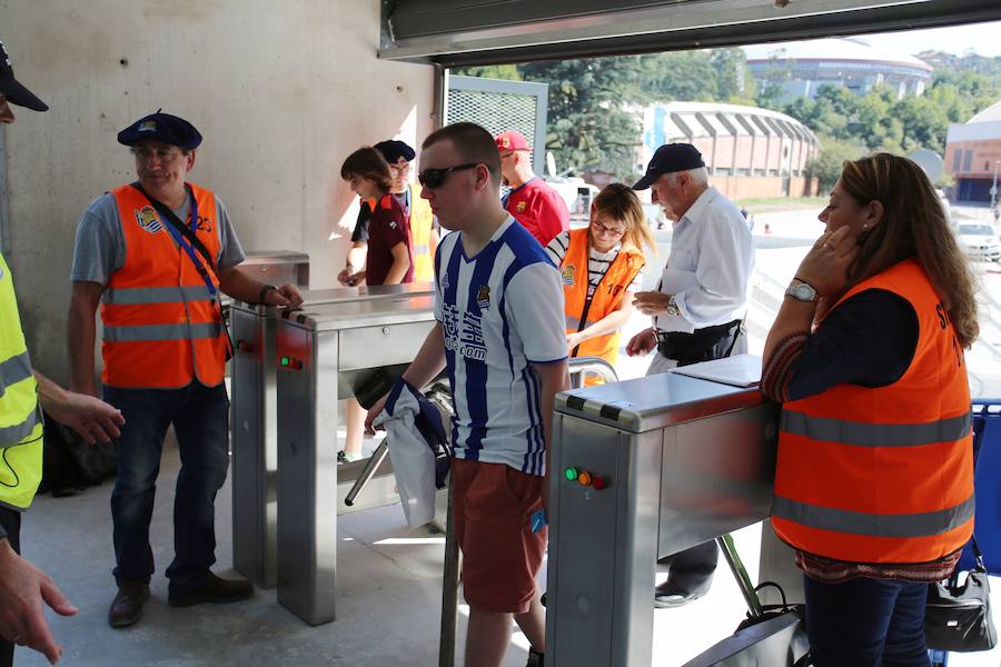 Los aficionados han acudido en masa al estreno del nuevo ANoeta ante el Barcelona