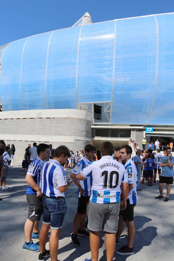 Los aficionados han acudido en masa al estreno del nuevo ANoeta ante el Barcelona