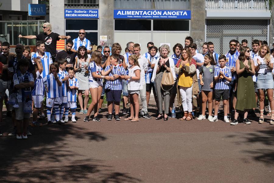Los aficionados han acudido en masa al estreno del nuevo ANoeta ante el Barcelona