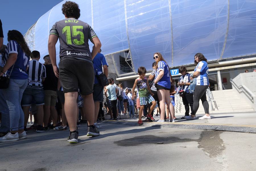 Los aficionados han acudido en masa al estreno del nuevo ANoeta ante el Barcelona