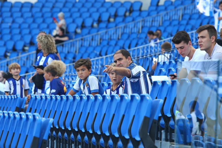 Los aficionados han acudido en masa al estreno del nuevo ANoeta ante el Barcelona